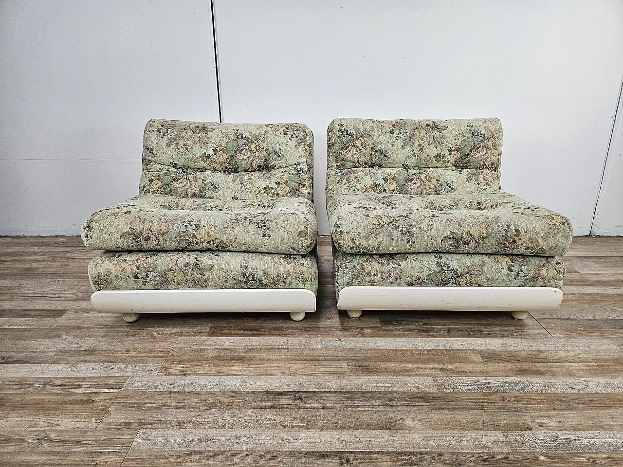 Bedroom armchairs in white lacquered wood and fabric, 70s 2