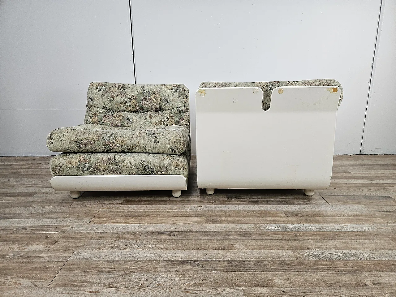 Bedroom armchairs in white lacquered wood and fabric, 70s 4