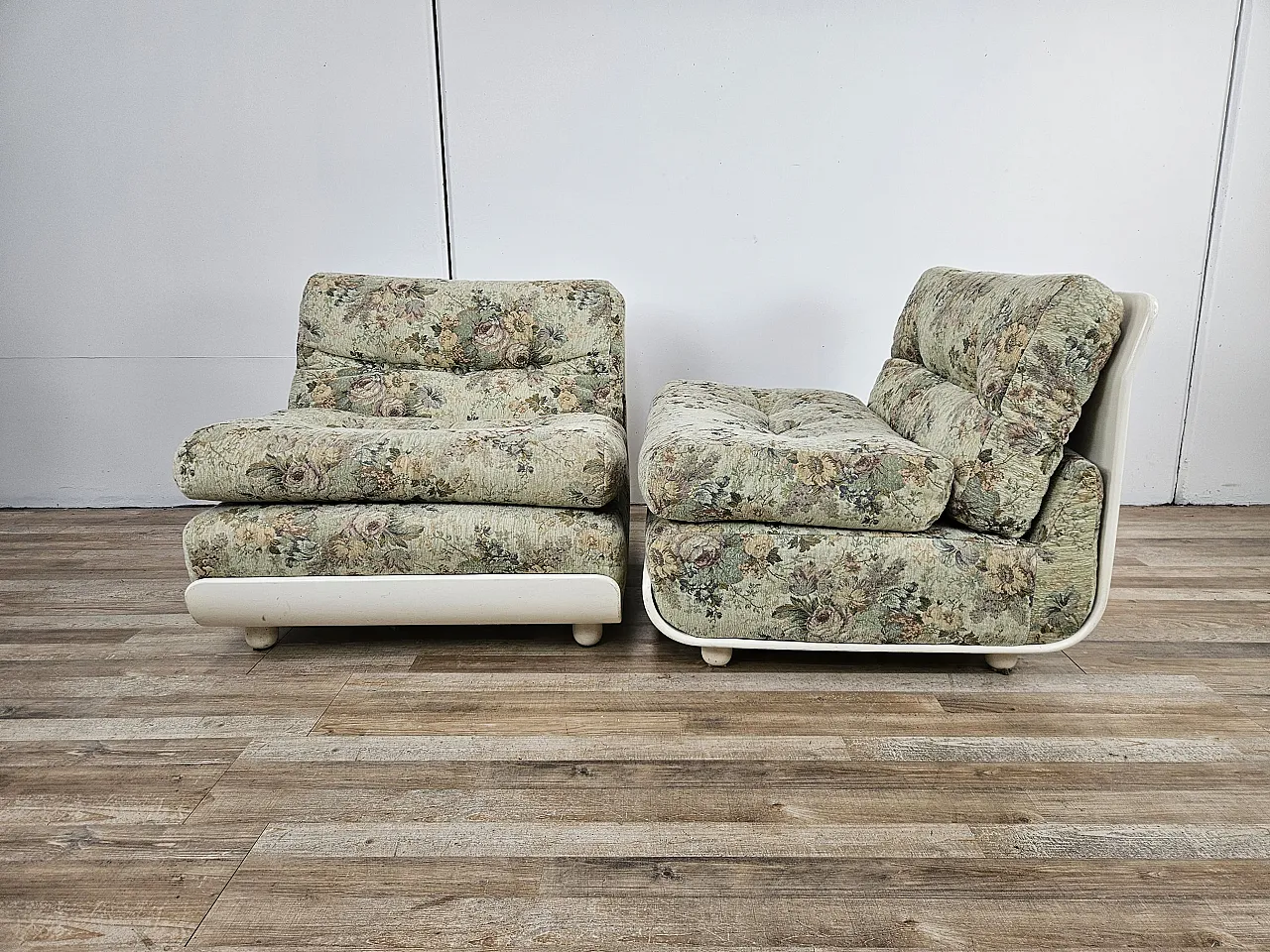 Bedroom armchairs in white lacquered wood and fabric, 70s 5