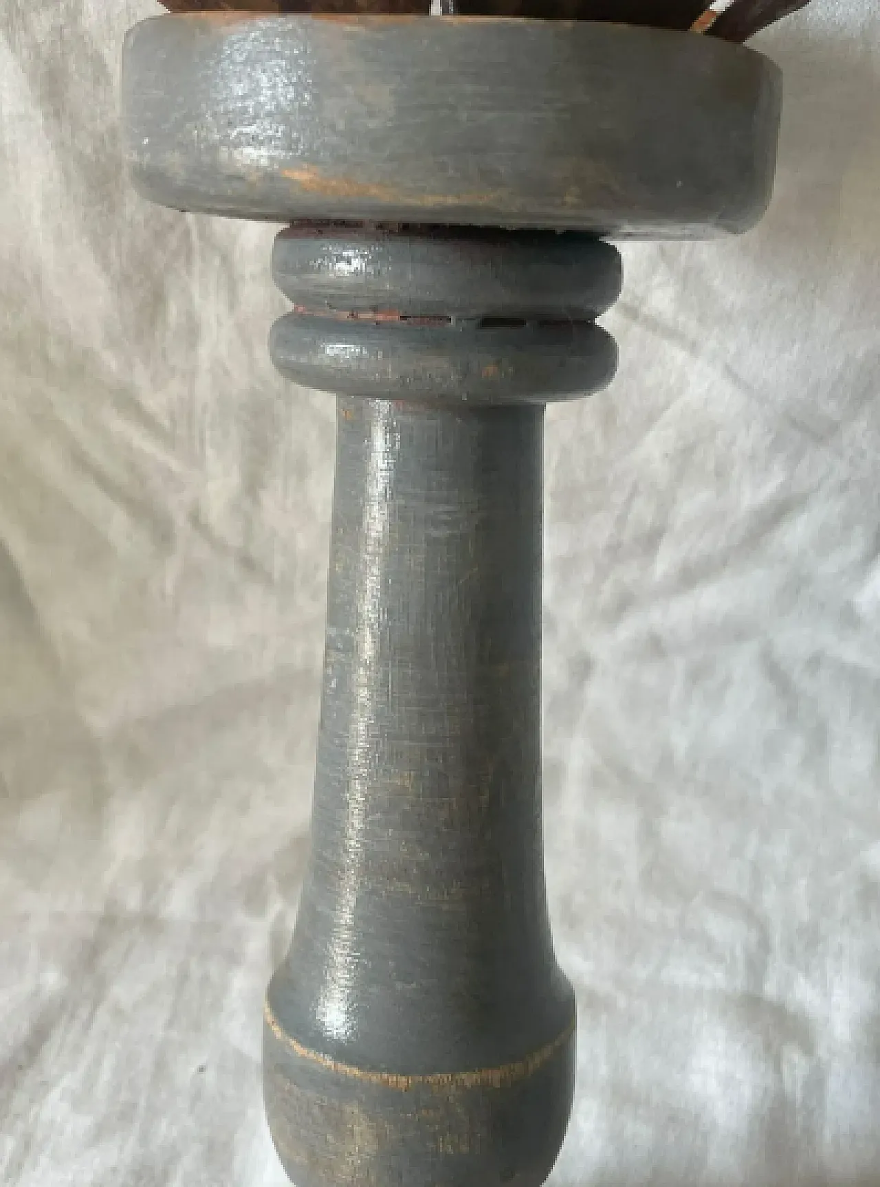 Coppia di candelabri in legno laccato fatti a mano, anni '50 4