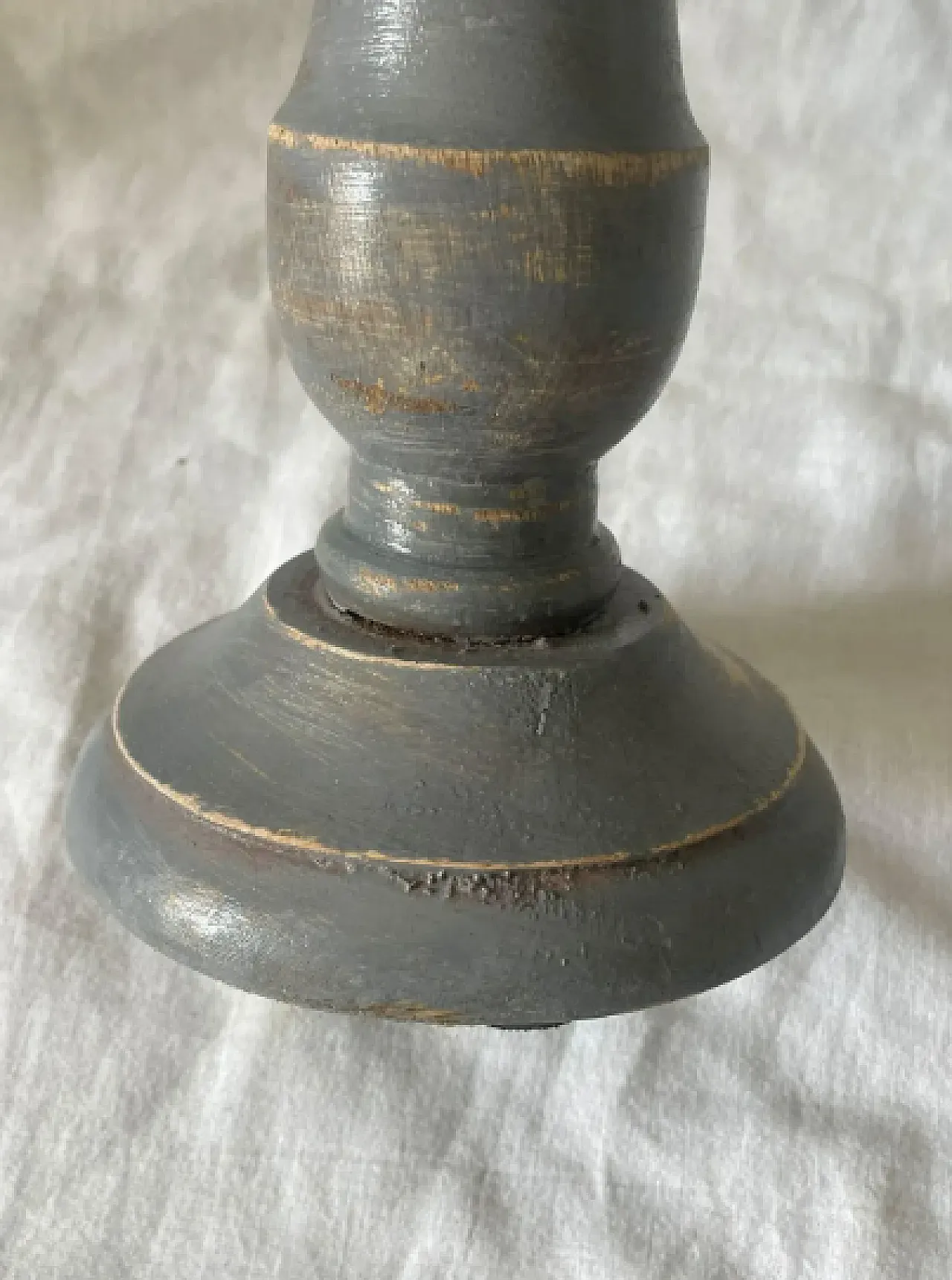 Coppia di candelabri in legno laccato fatti a mano, anni '50 5