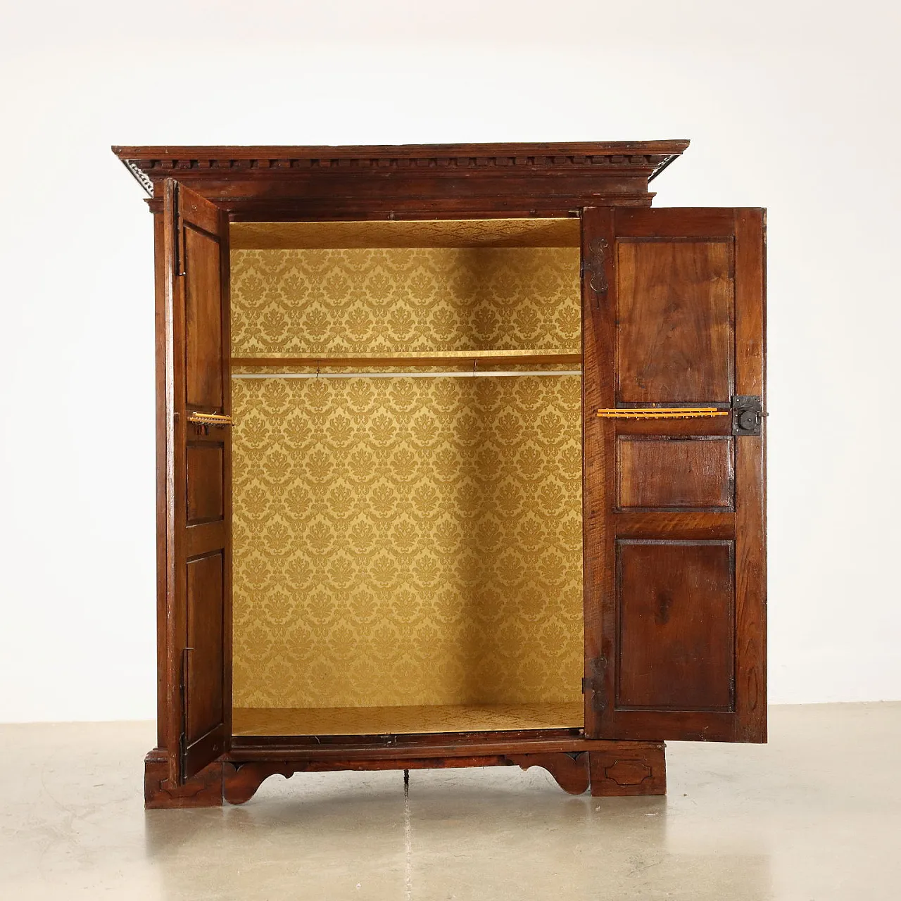 Emilian Baroque walnut wardrobe, early 18th century 3