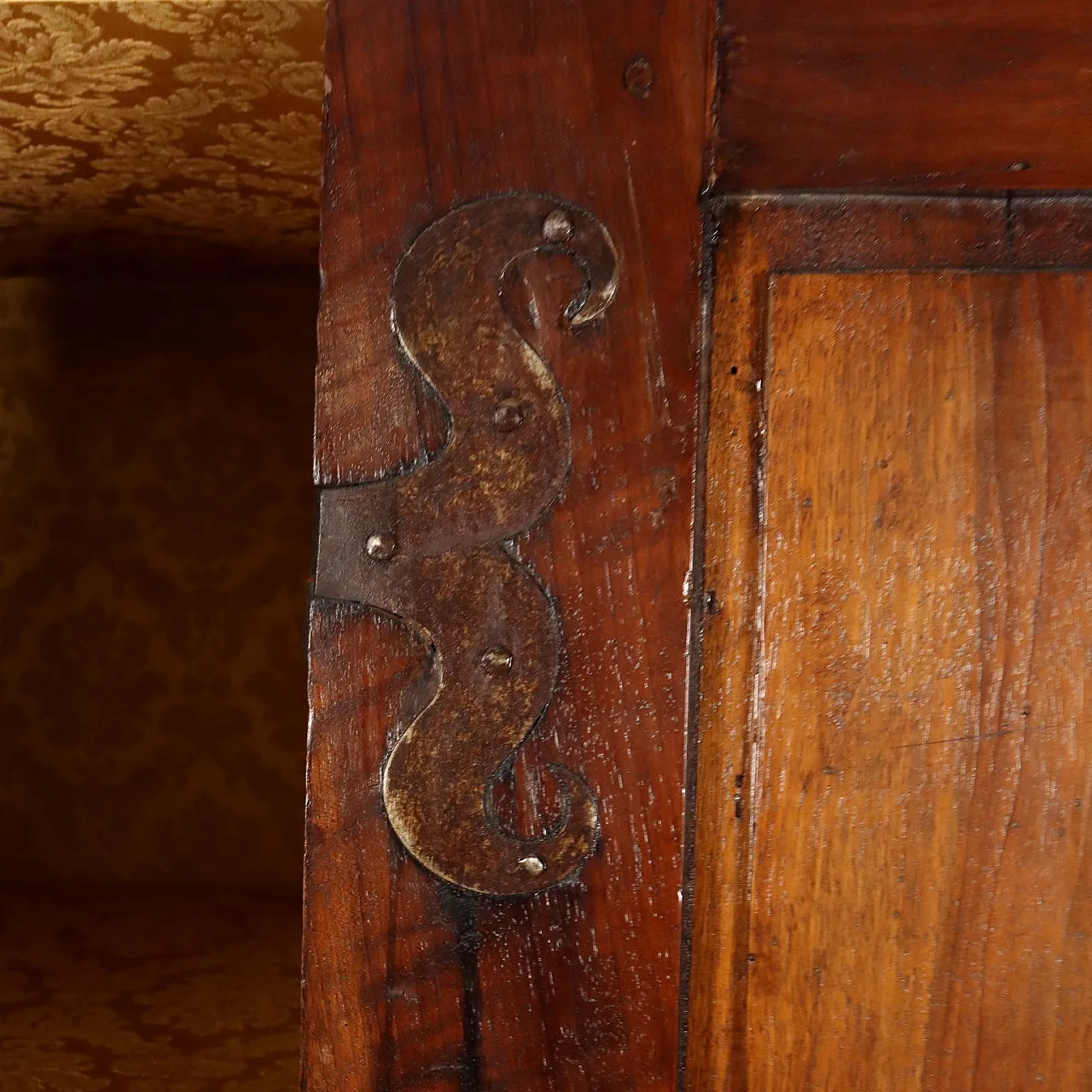 Emilian Baroque walnut wardrobe, early 18th century 7