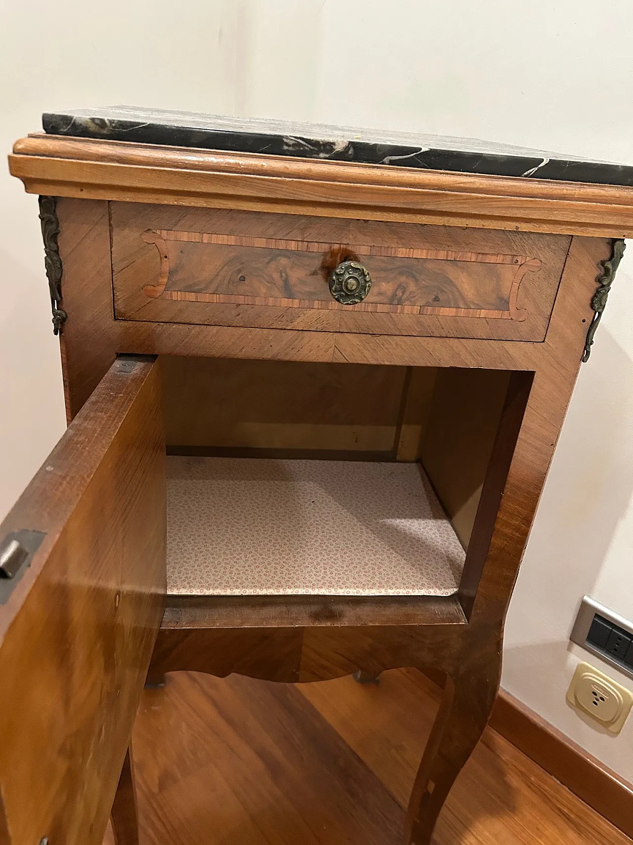 Pair of Italian bedside tables with marble top, 20th century 4