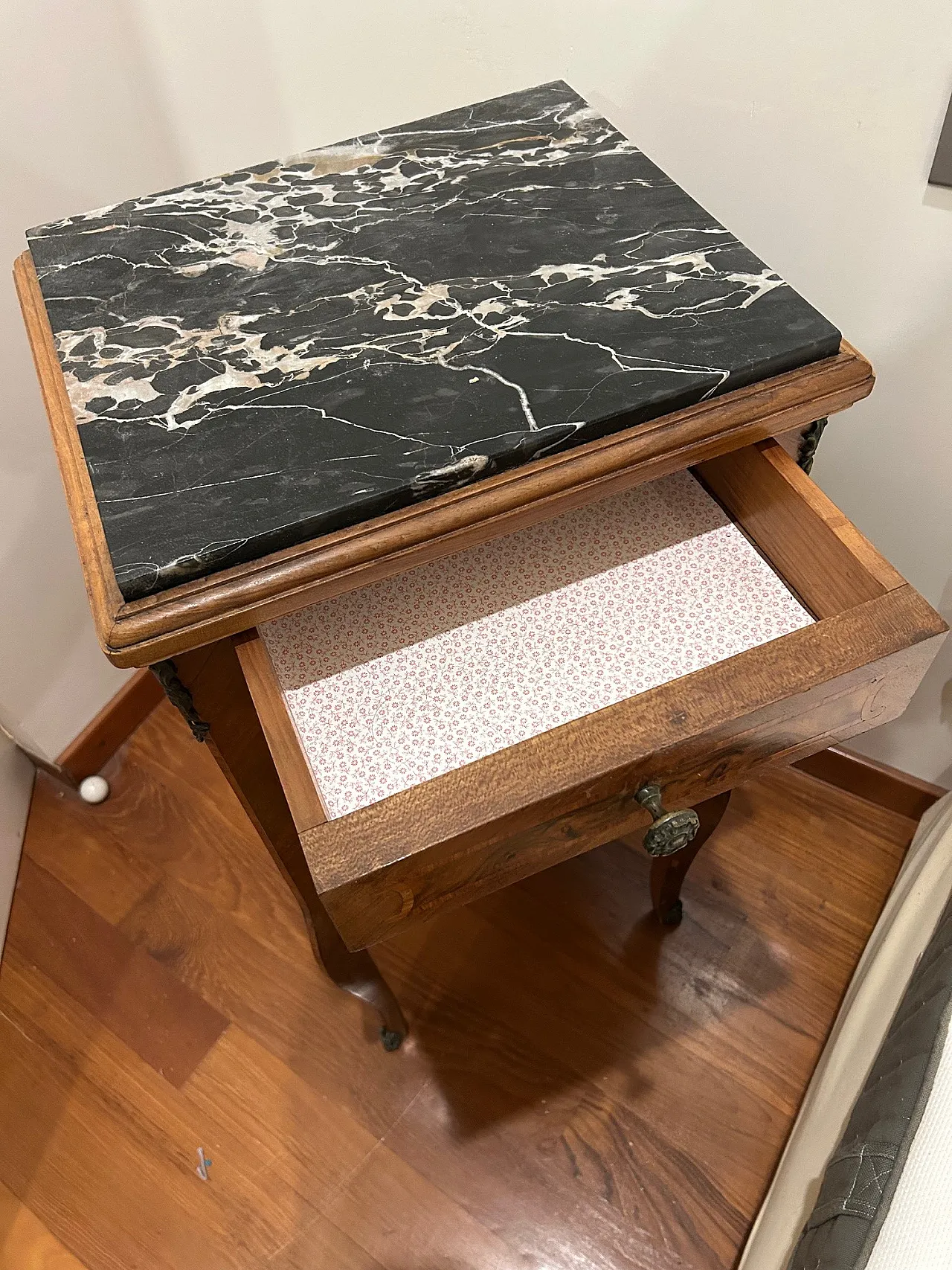 Pair of Italian bedside tables with marble top, 20th century 5