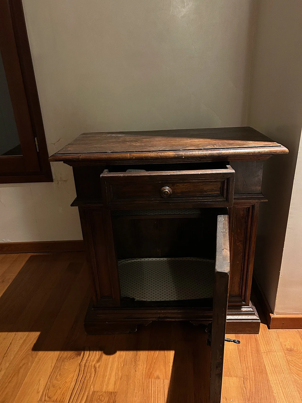 Rustic side table container with one drawer and door, 19th century 4