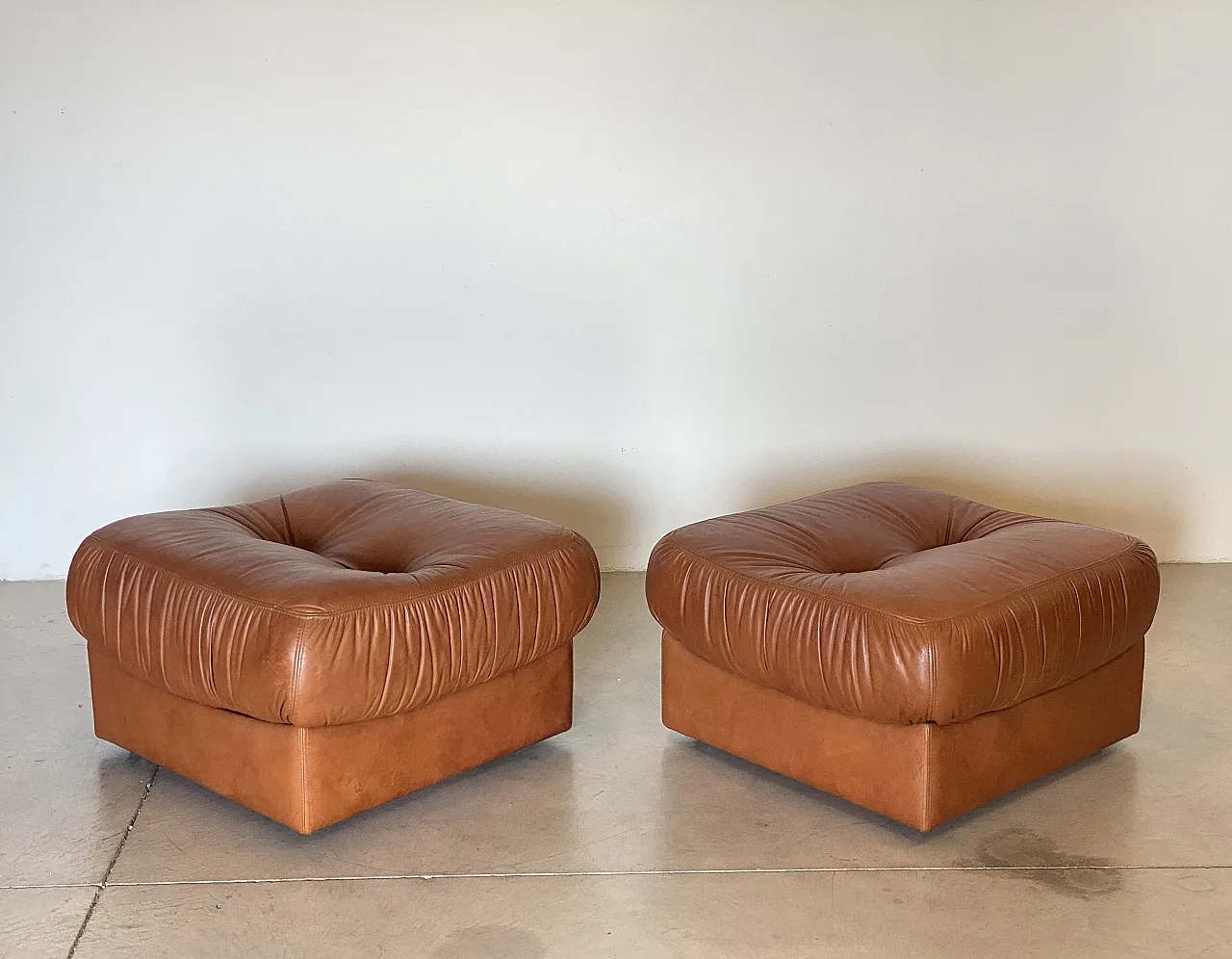 Coppia di pouf in pelle, anni '70 2