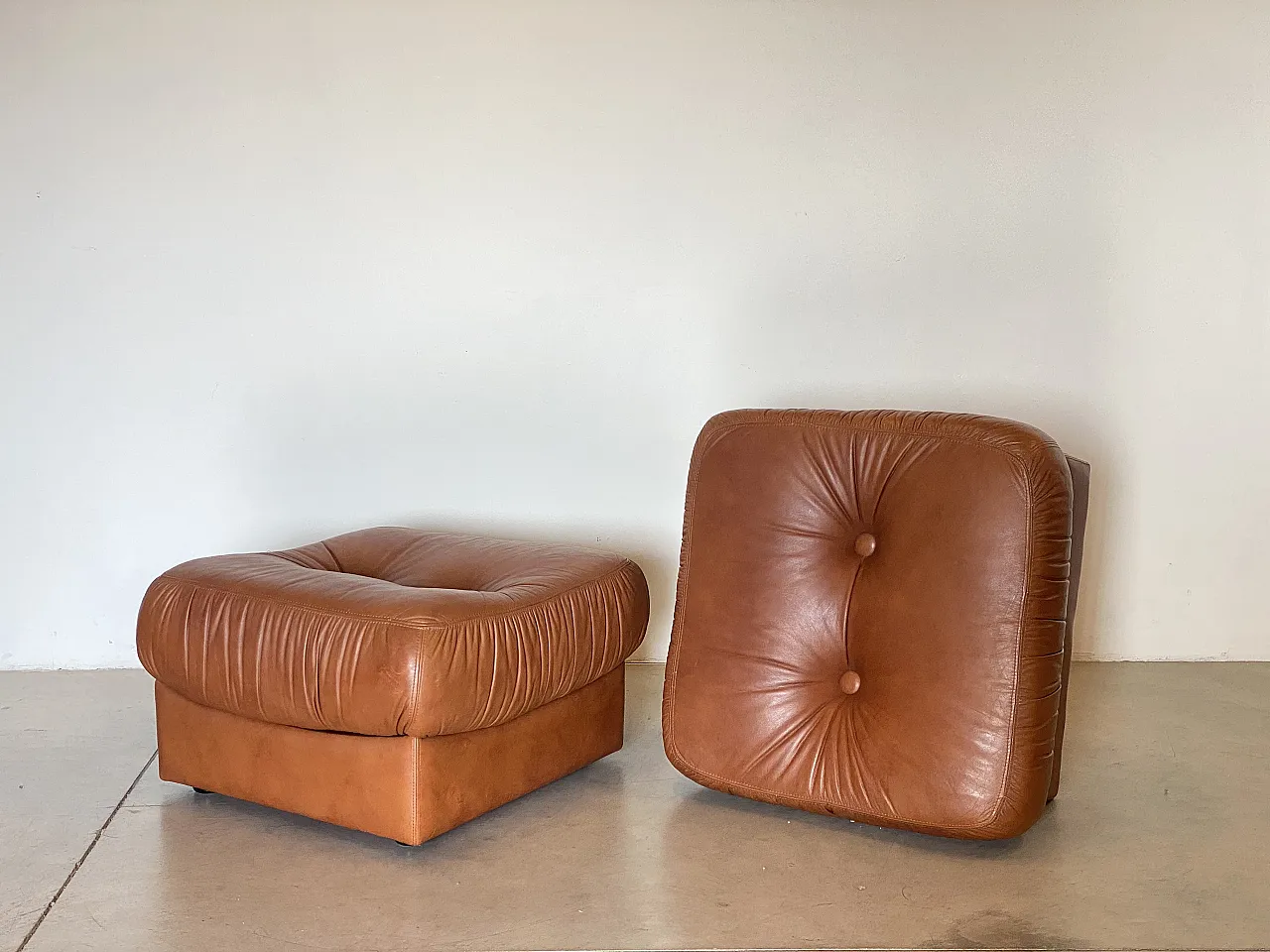 Coppia di pouf in pelle, anni '70 3