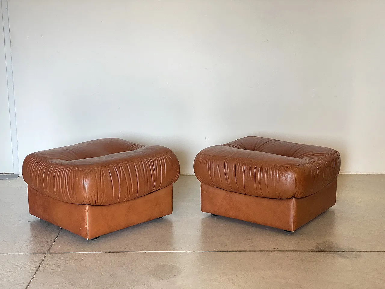 Coppia di pouf in pelle, anni '70 6