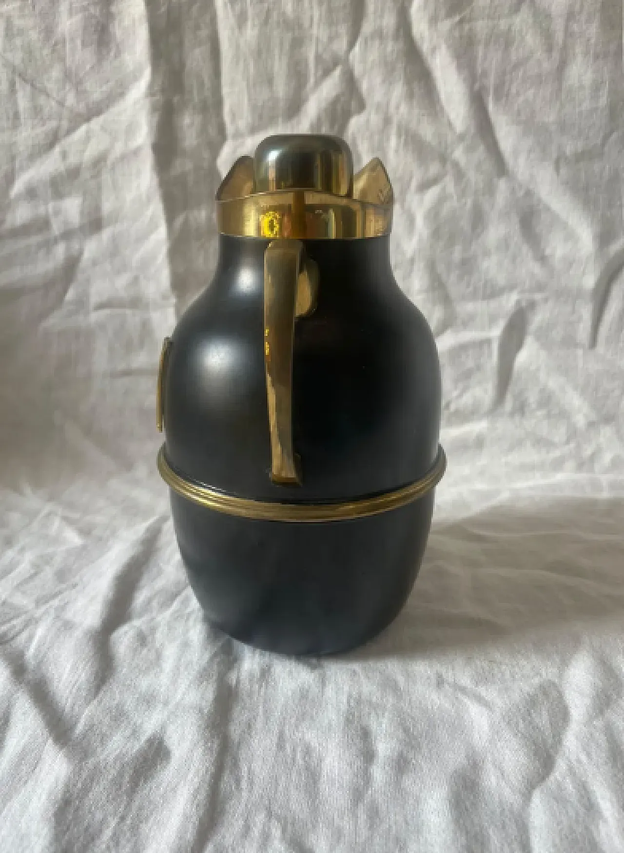 Thermos in metallo laccato e ottone di Aldo Tura, anni '60 4