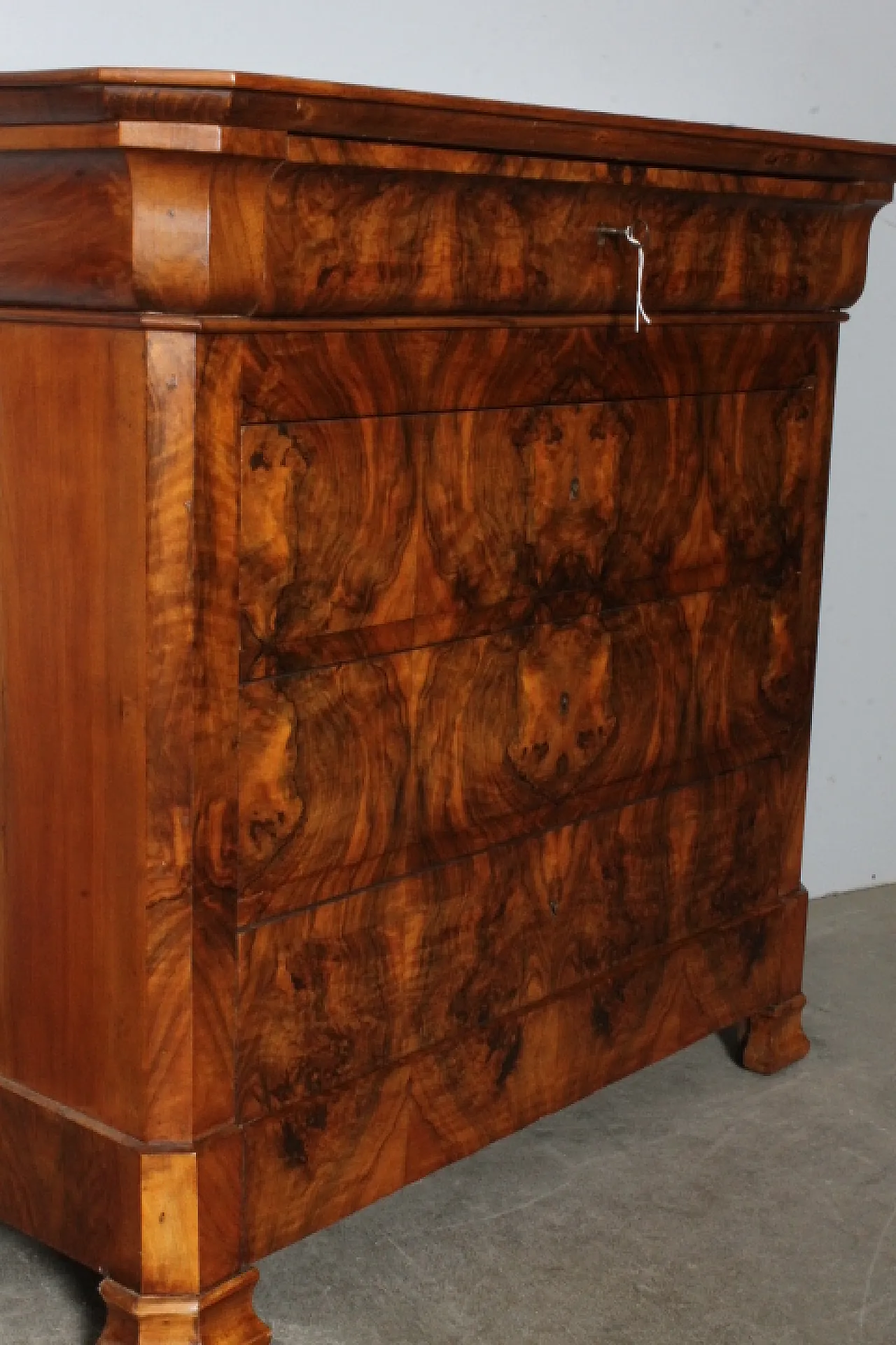 Cappuccino Louis Philippe chest of drawers in walnut, 1860s 6