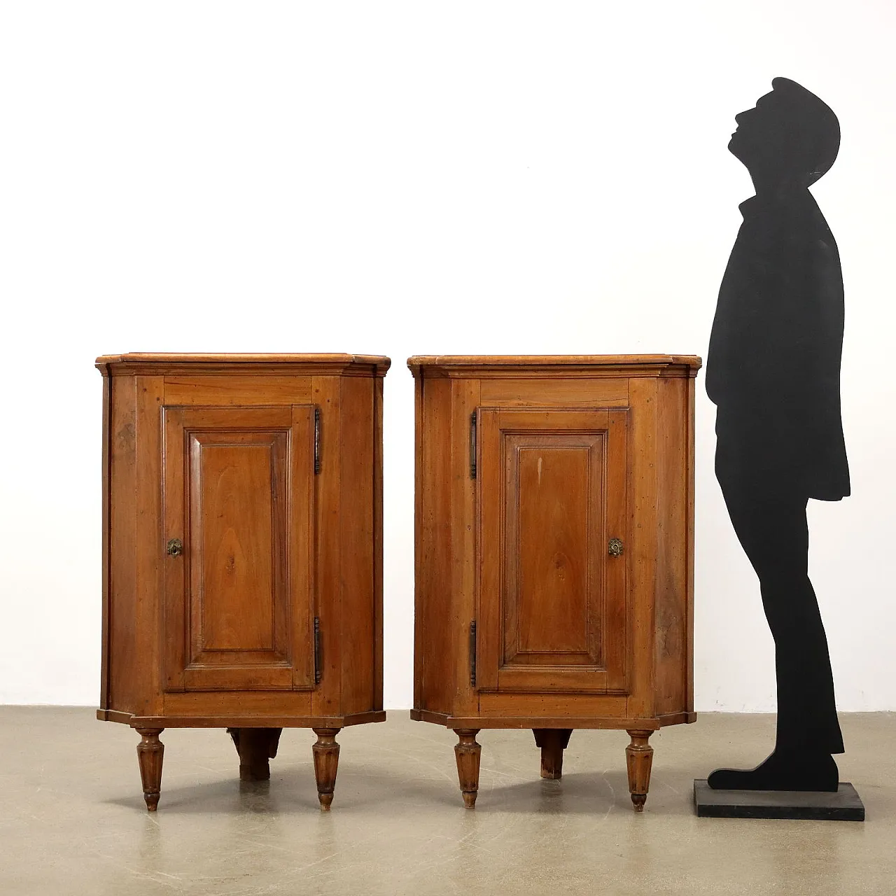 Pair of wooden corner cupboards, 18th century 2