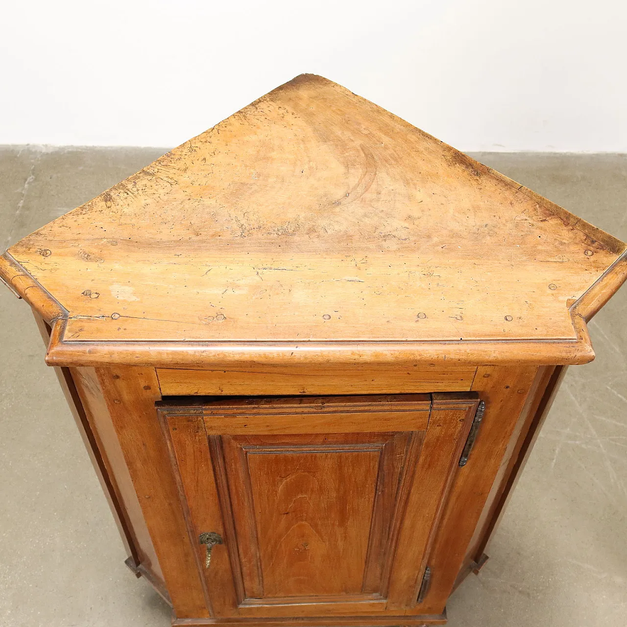 Pair of wooden corner cupboards, 18th century 3