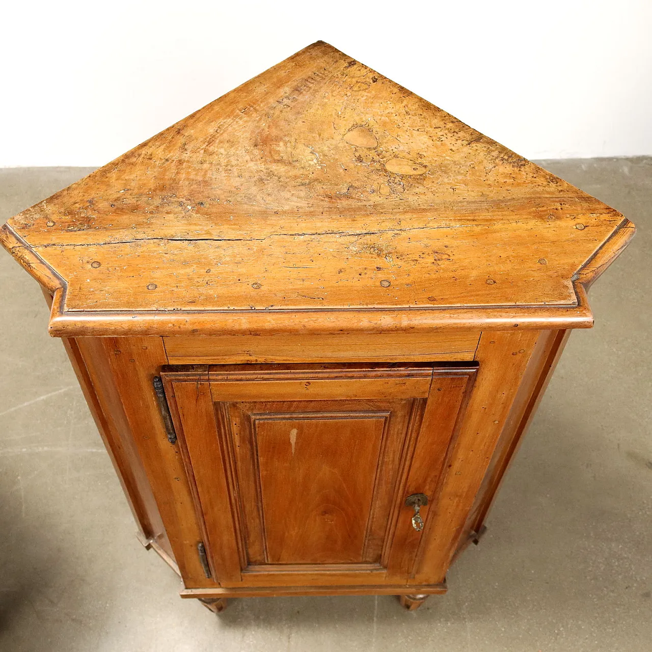 Pair of wooden corner cupboards, 18th century 4