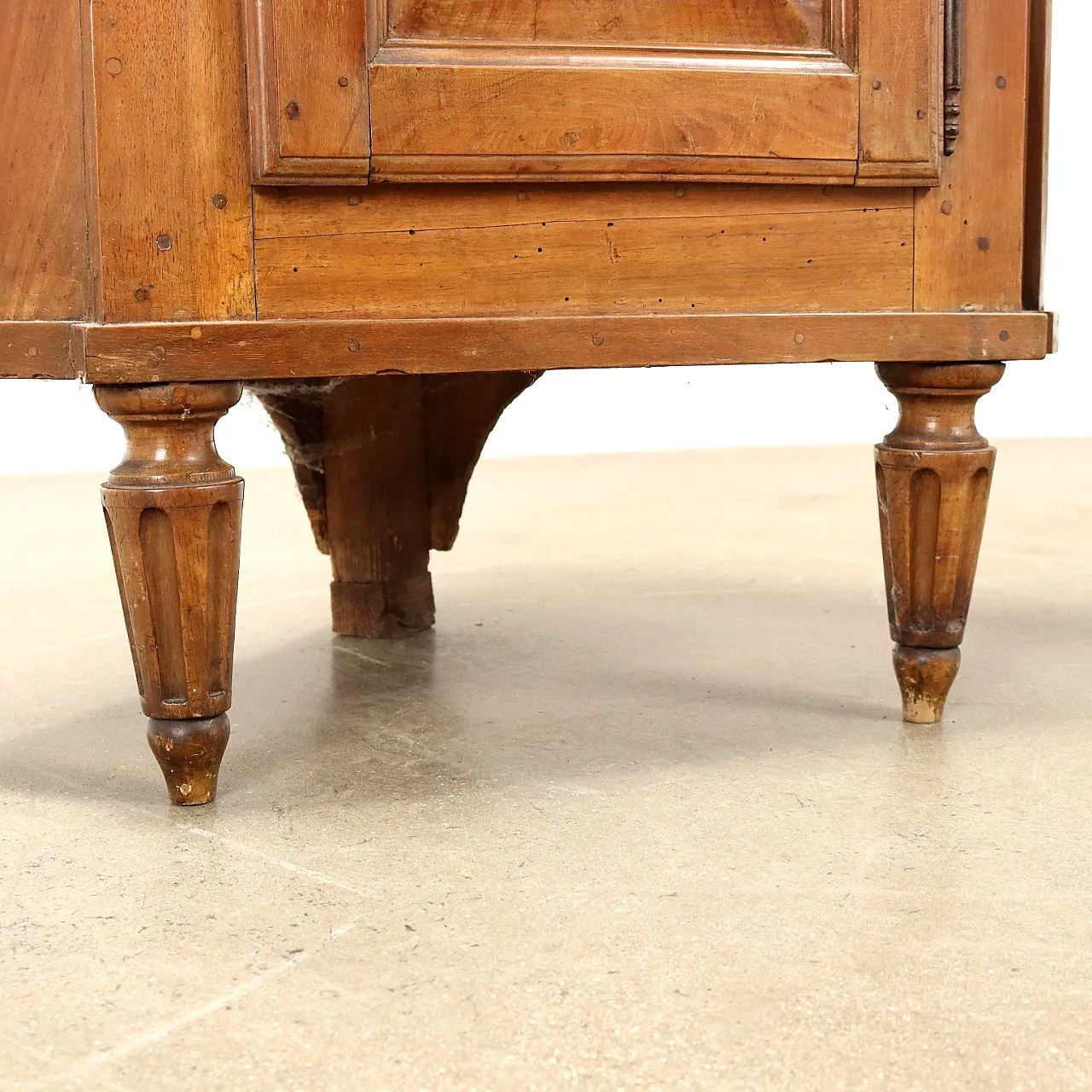 Pair of wooden corner cupboards, 18th century 7