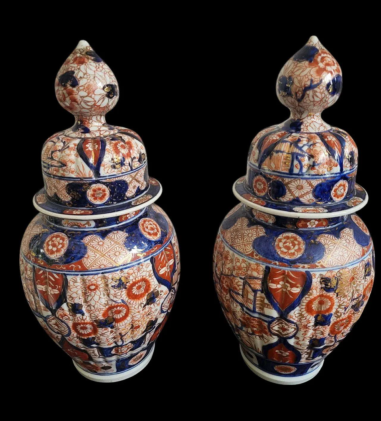 Pair of Imari ceramic potiches with red and blue flowers, 19th century 1