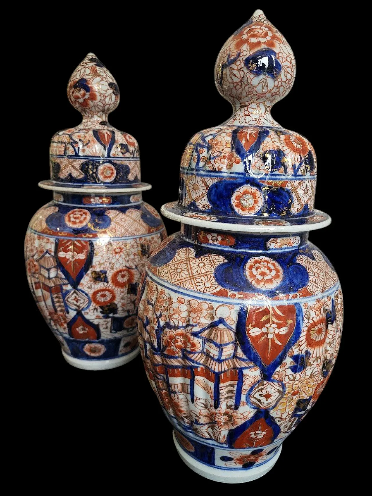 Pair of Imari ceramic potiches with red and blue flowers, 19th century 2