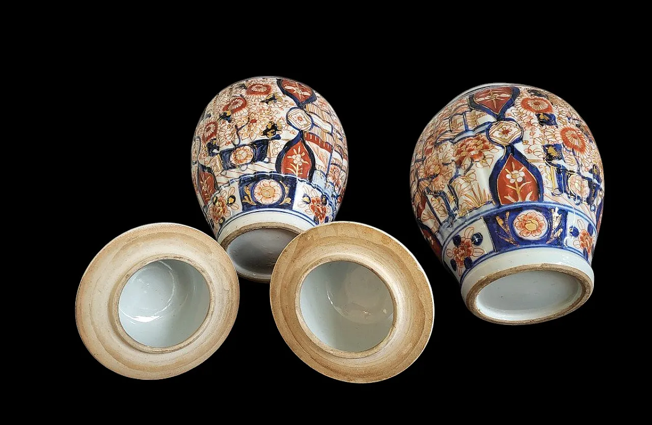 Pair of Imari ceramic potiches with red and blue flowers, 19th century 3