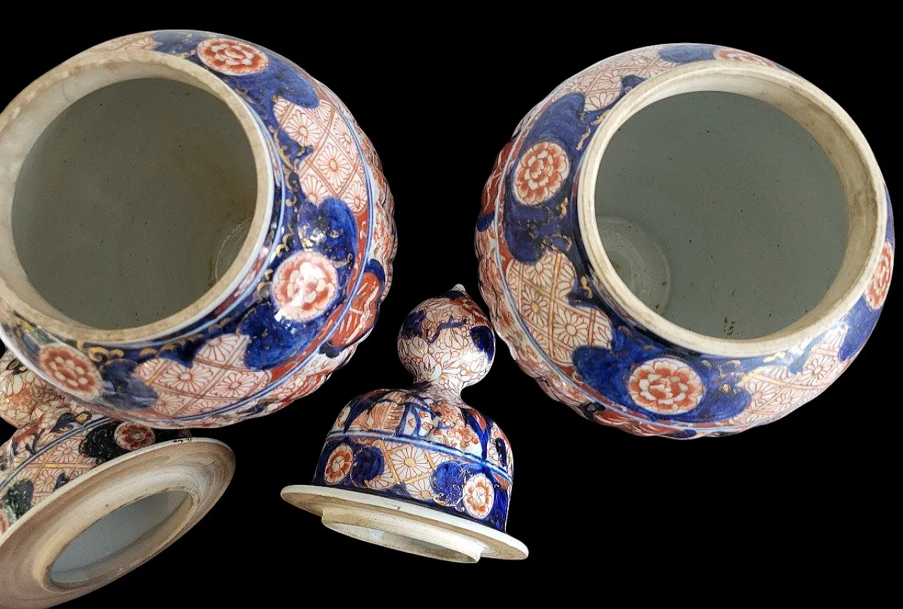 Pair of Imari ceramic potiches with red and blue flowers, 19th century 7