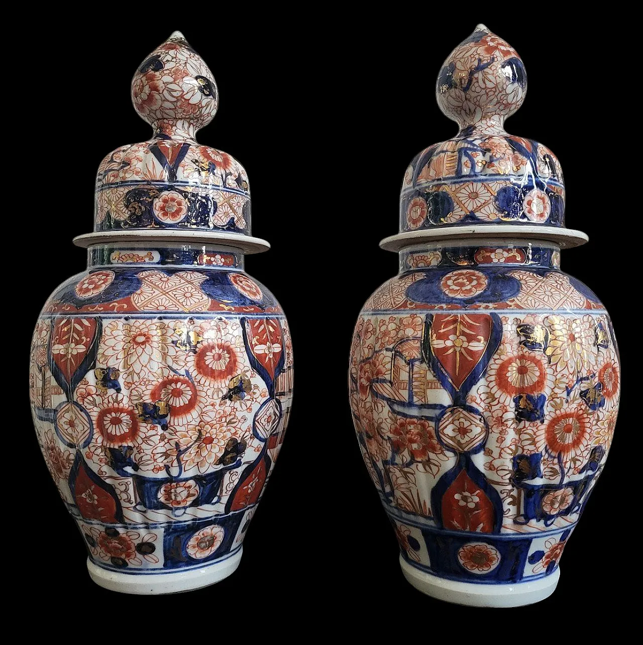 Pair of Imari ceramic potiches with red and blue flowers, 19th century 9