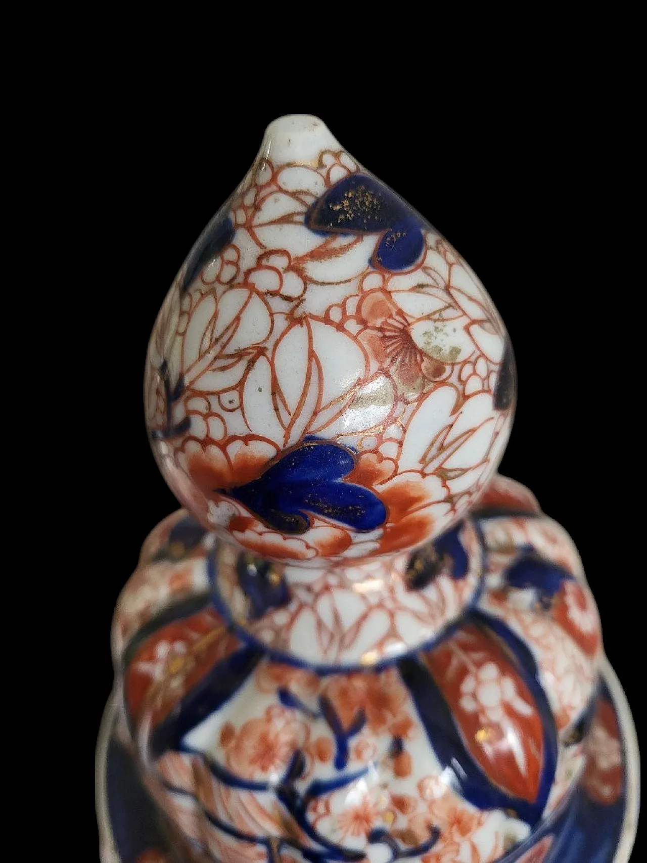 Pair of Imari ceramic potiches with red and blue flowers, 19th century 10