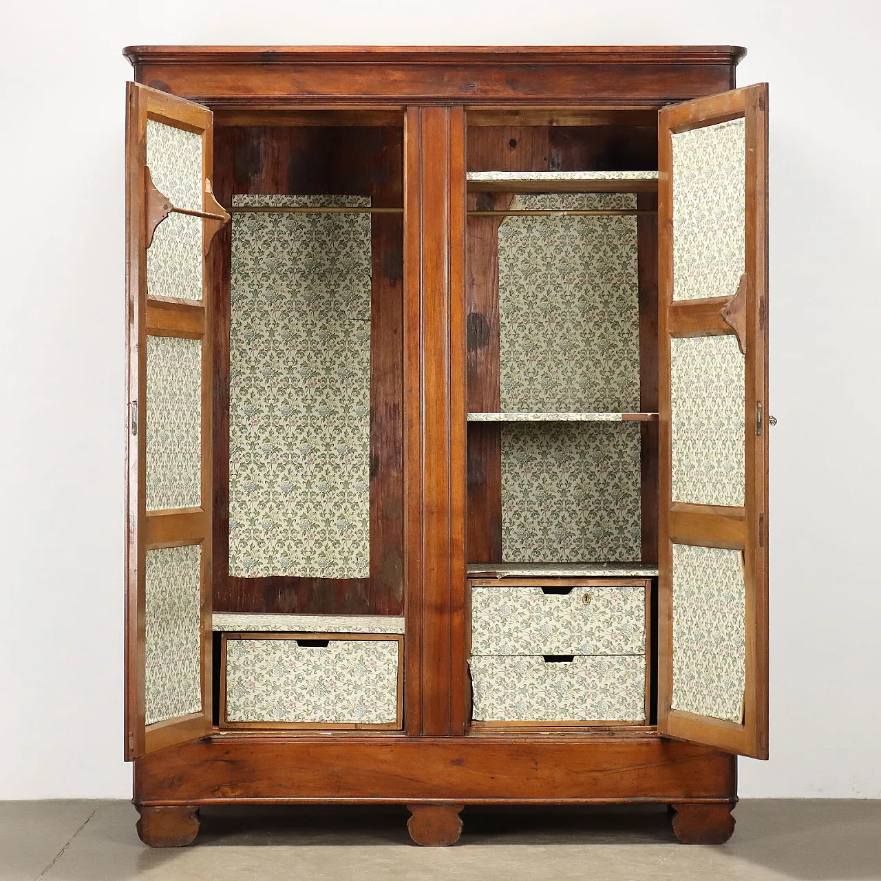 Walnut wardrobe with drawers, 19th century 3