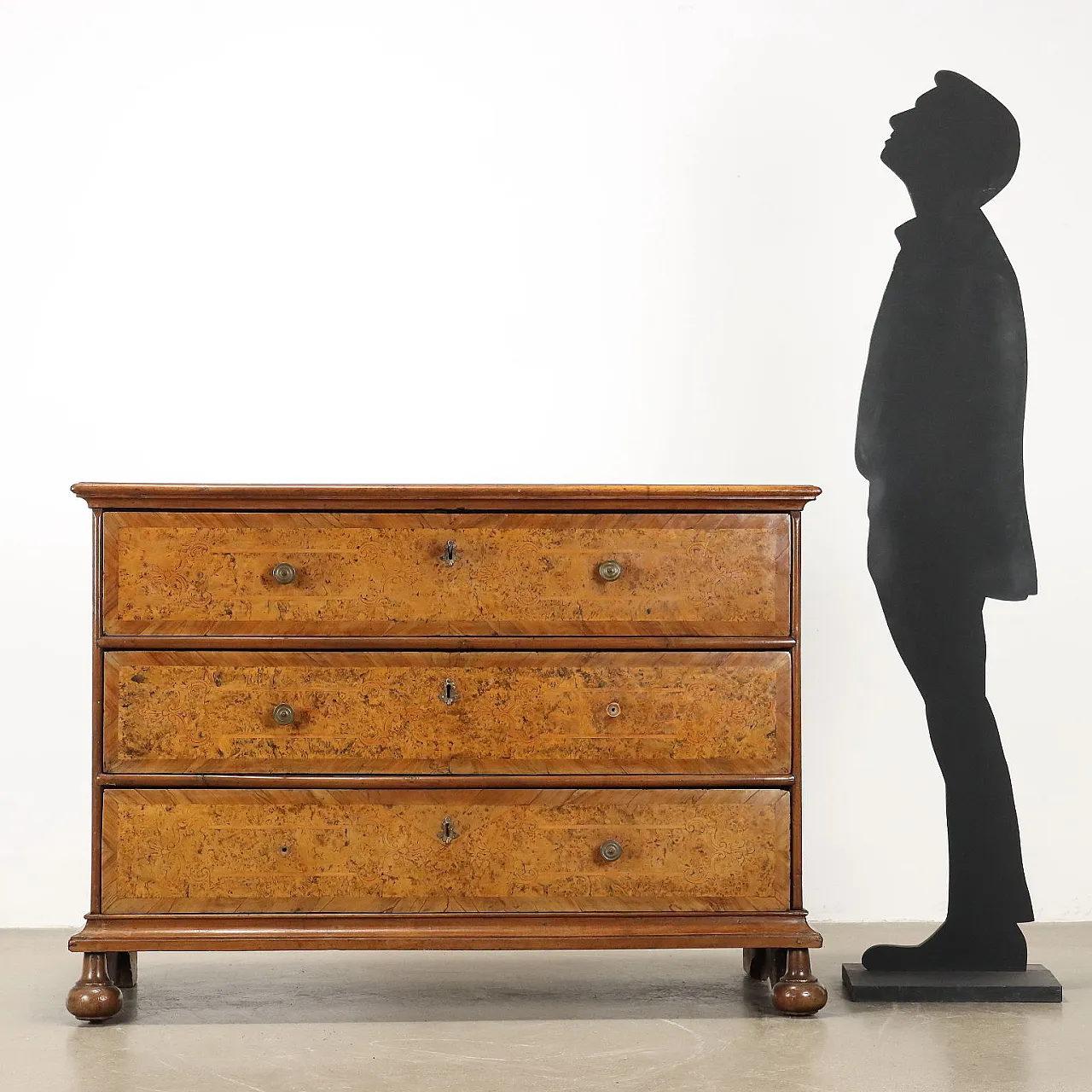 Walnut chest of 3 drawers, 17th century 2