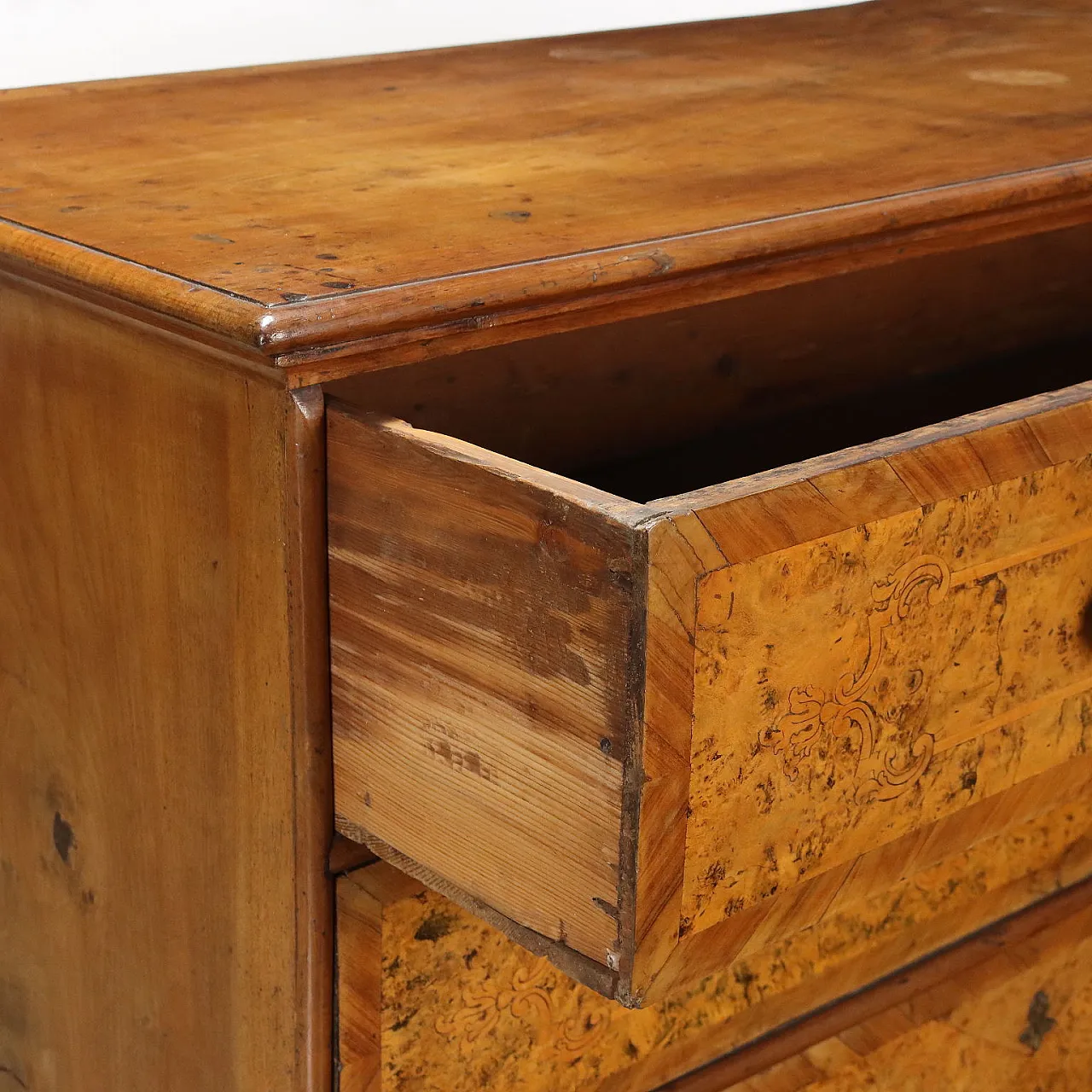 Walnut chest of 3 drawers, 17th century 3