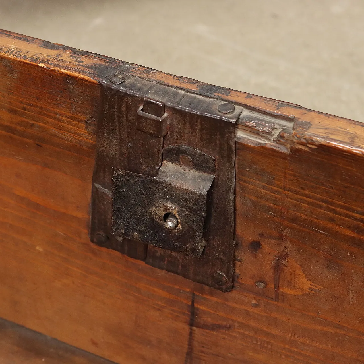 Walnut chest of 3 drawers, 17th century 6