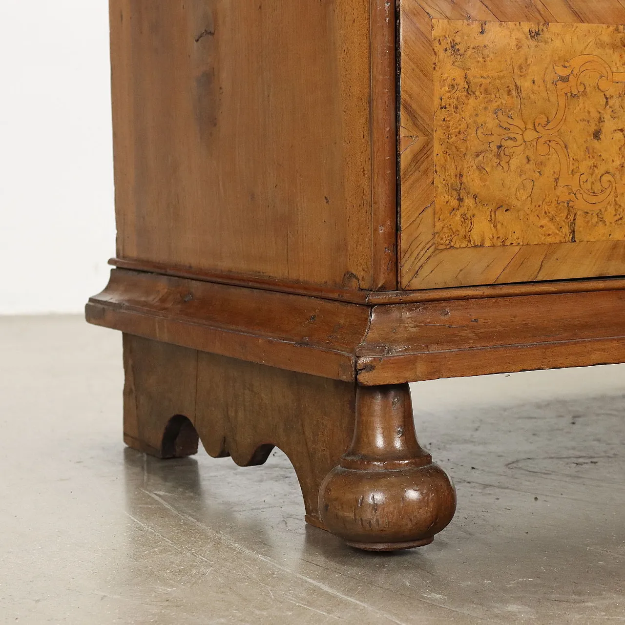 Walnut chest of 3 drawers, 17th century 7