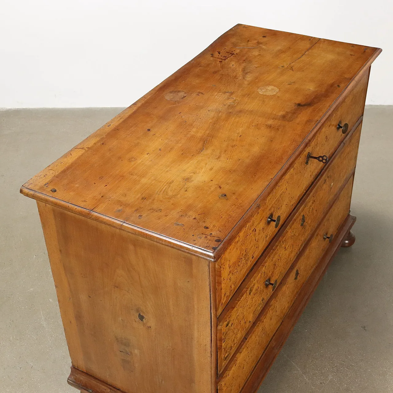 Walnut chest of 3 drawers, 17th century 8