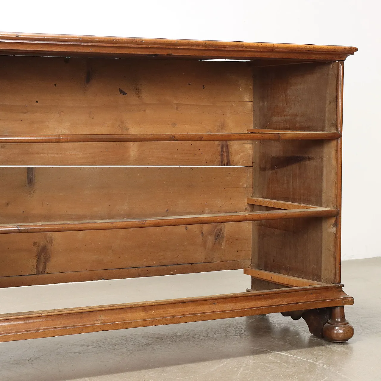 Walnut chest of 3 drawers, 17th century 9