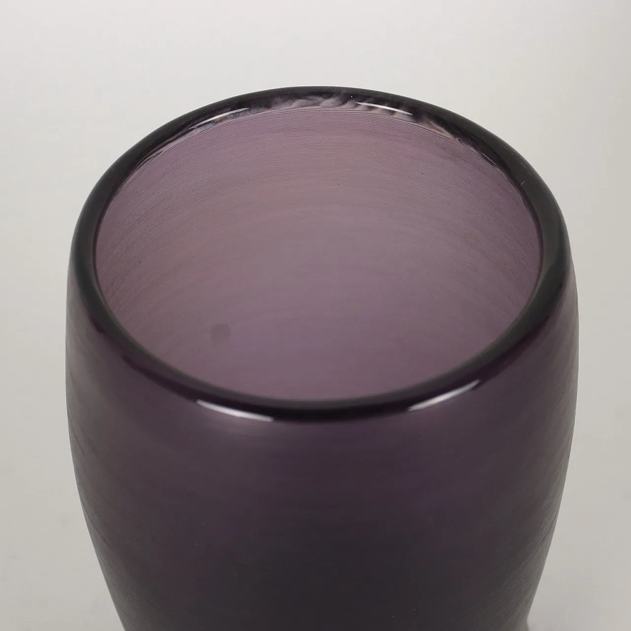 Vaso in vetro viola di Paolo Venini della serie Incisi, anni '50 3