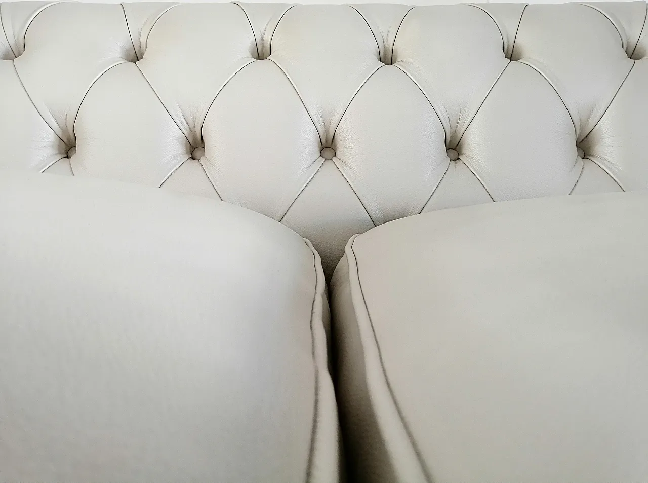 White Chesterfield Nirvana sofa by Rugiano, 2000s 5