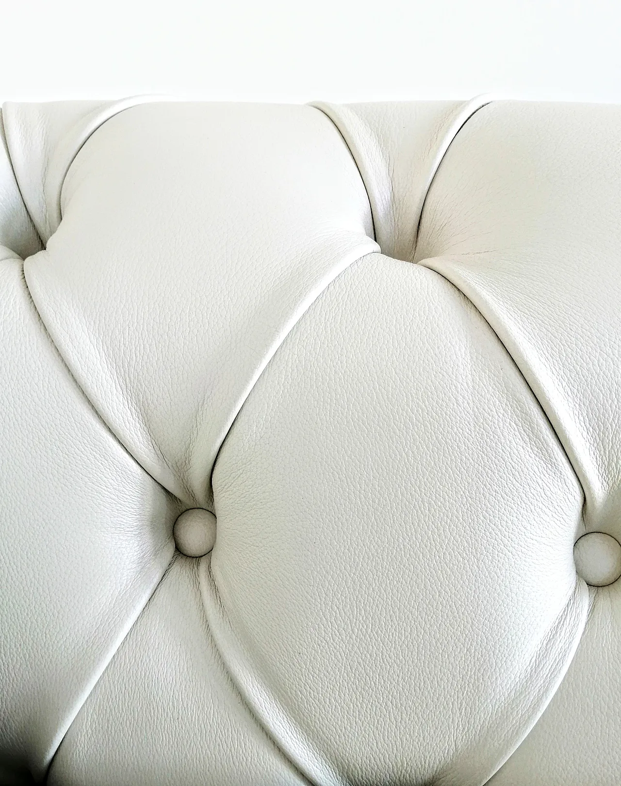 White Chesterfield Nirvana sofa by Rugiano, 2000s 16