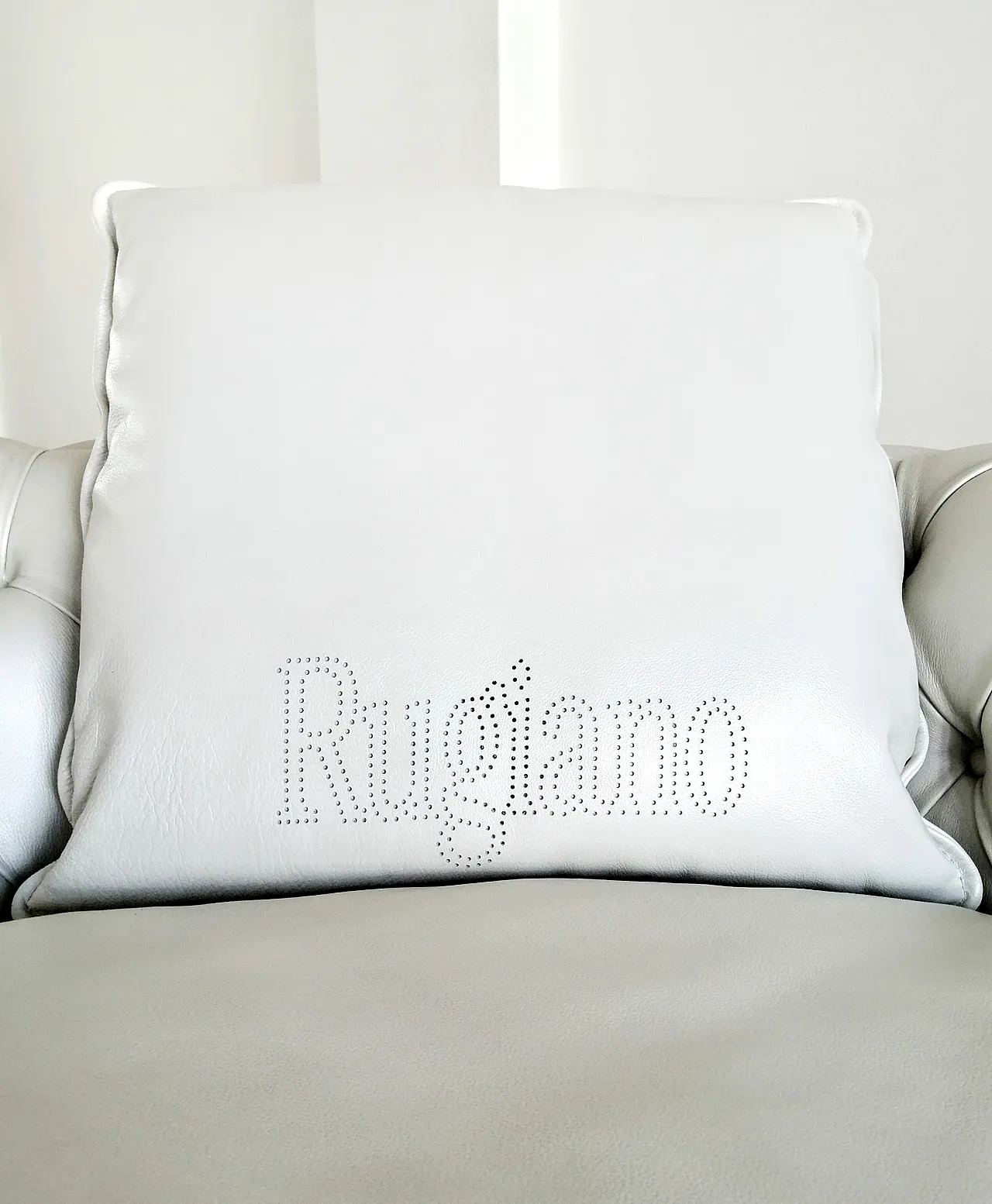 White Chesterfield Nirvana sofa by Rugiano, 2000s 18