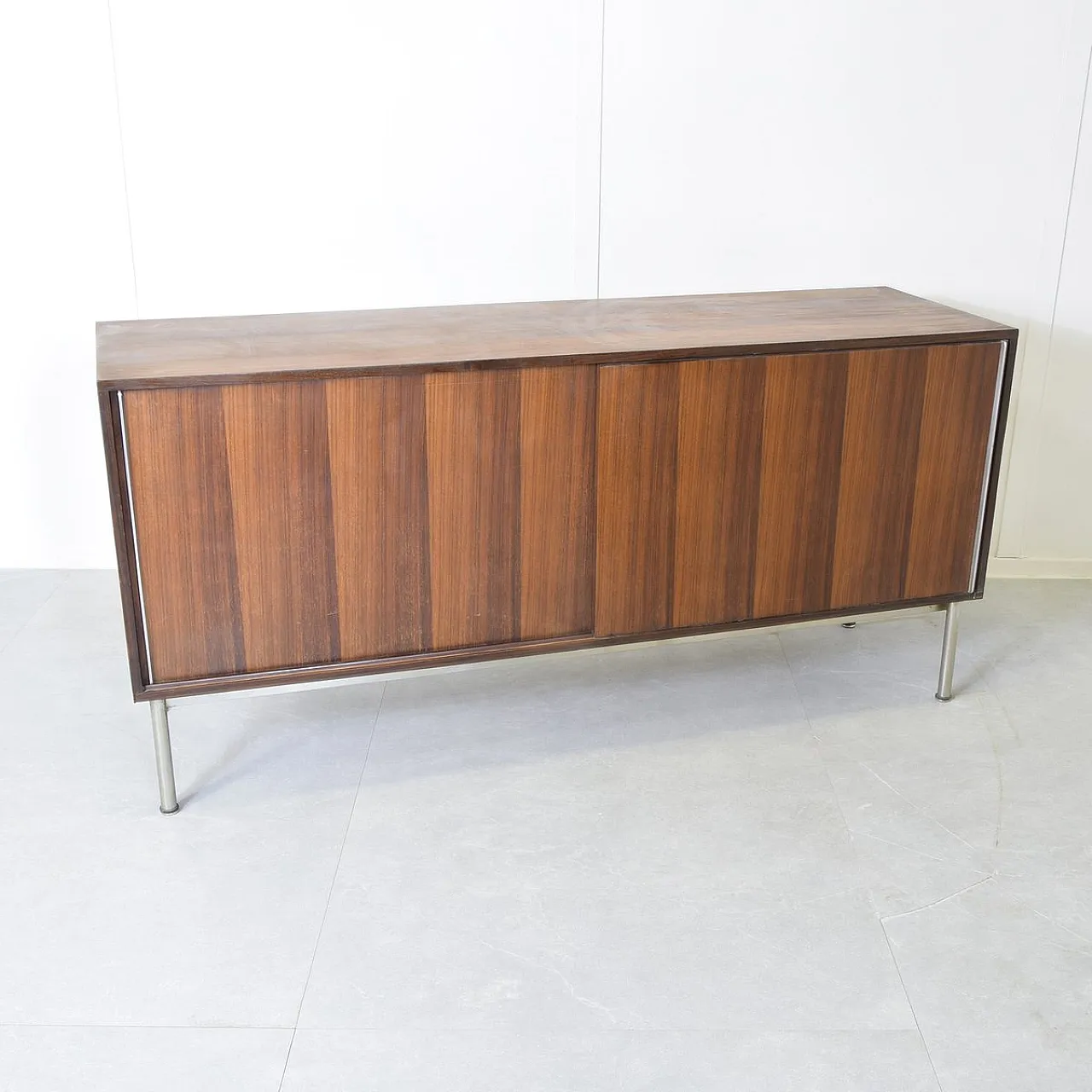 Credenza con ante scorrevoli e cassetti interni di Gastone Rinaldi, anni '70 2