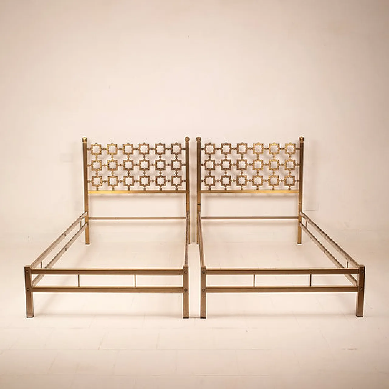 Pair of Carlotta beds by Luciano Frigerio for Cellini Arte, 1970s 1