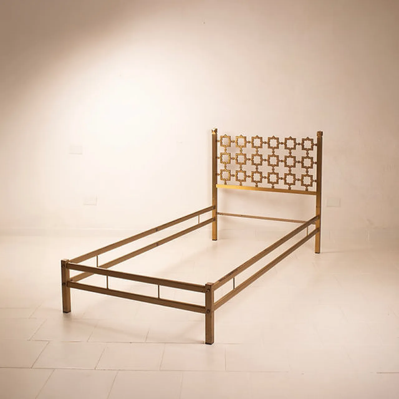 Pair of Carlotta beds by Luciano Frigerio for Cellini Arte, 1970s 4