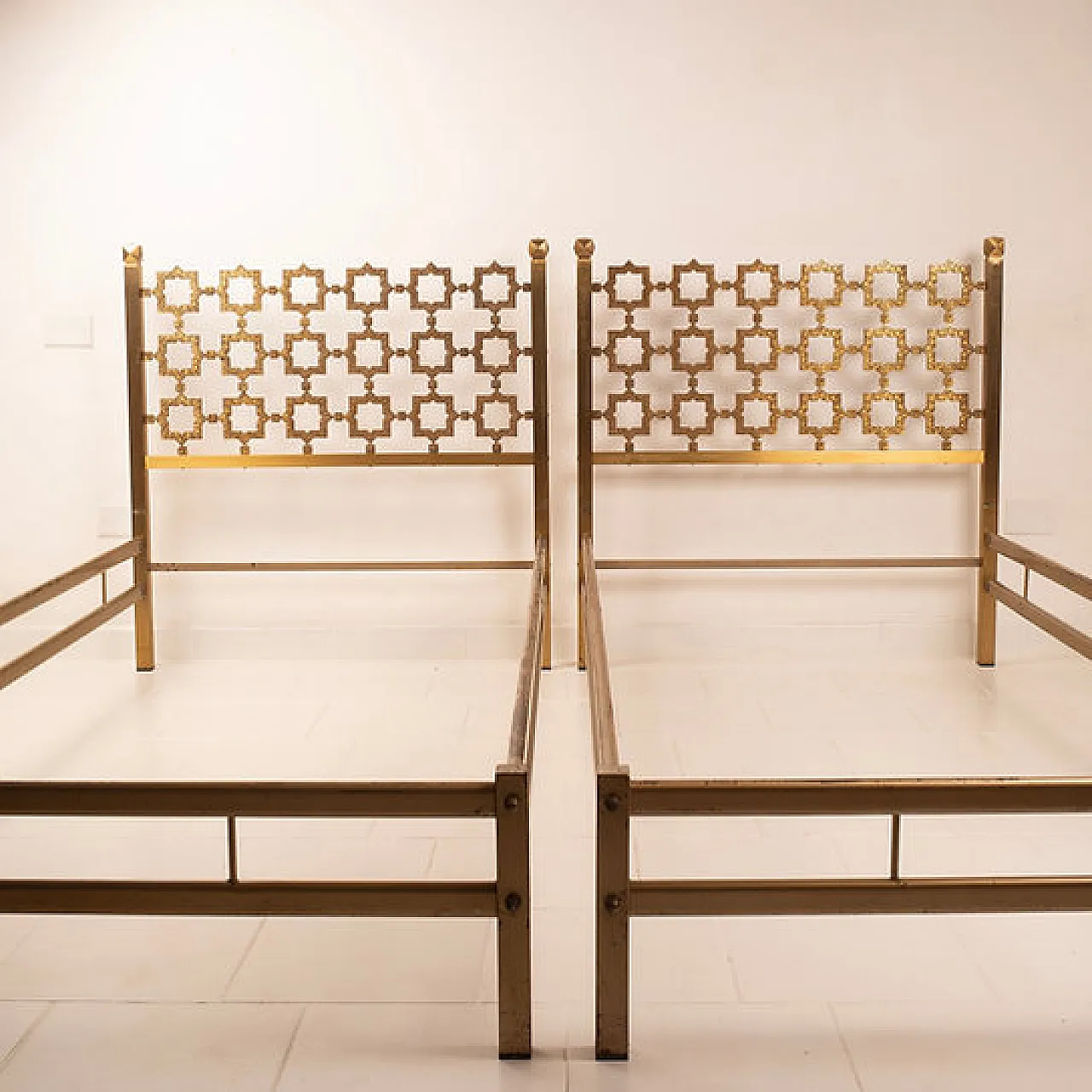 Pair of Carlotta beds by Luciano Frigerio for Cellini Arte, 1970s 5