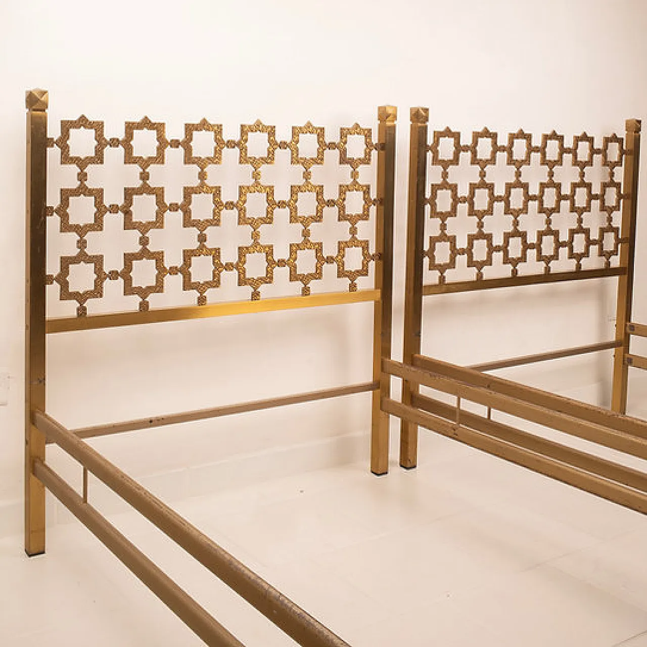 Pair of Carlotta beds by Luciano Frigerio for Cellini Arte, 1970s 7