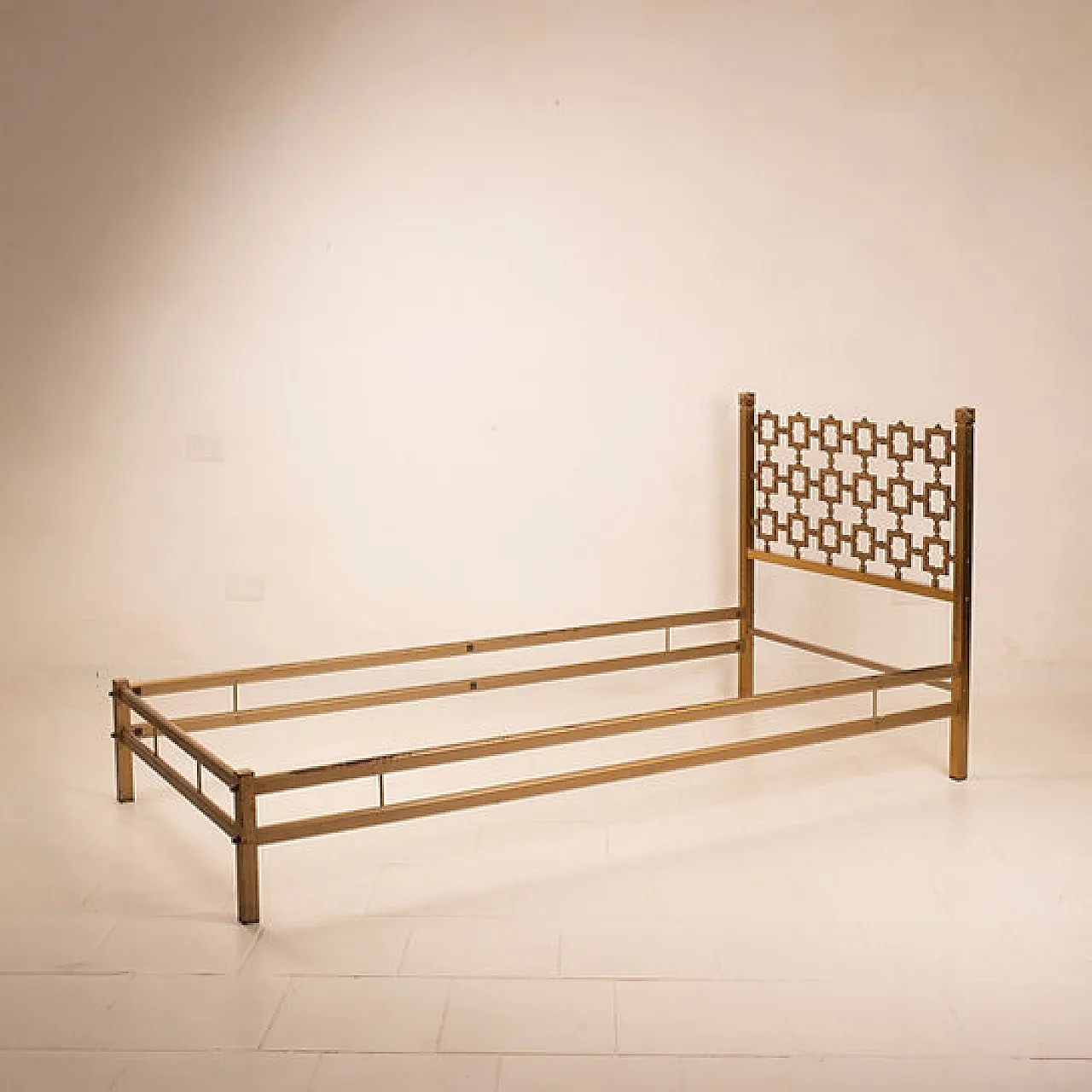 Pair of Carlotta beds by Luciano Frigerio for Cellini Arte, 1970s 13