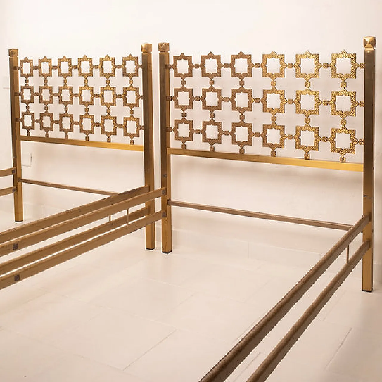 Pair of Carlotta beds by Luciano Frigerio for Cellini Arte, 1970s 15