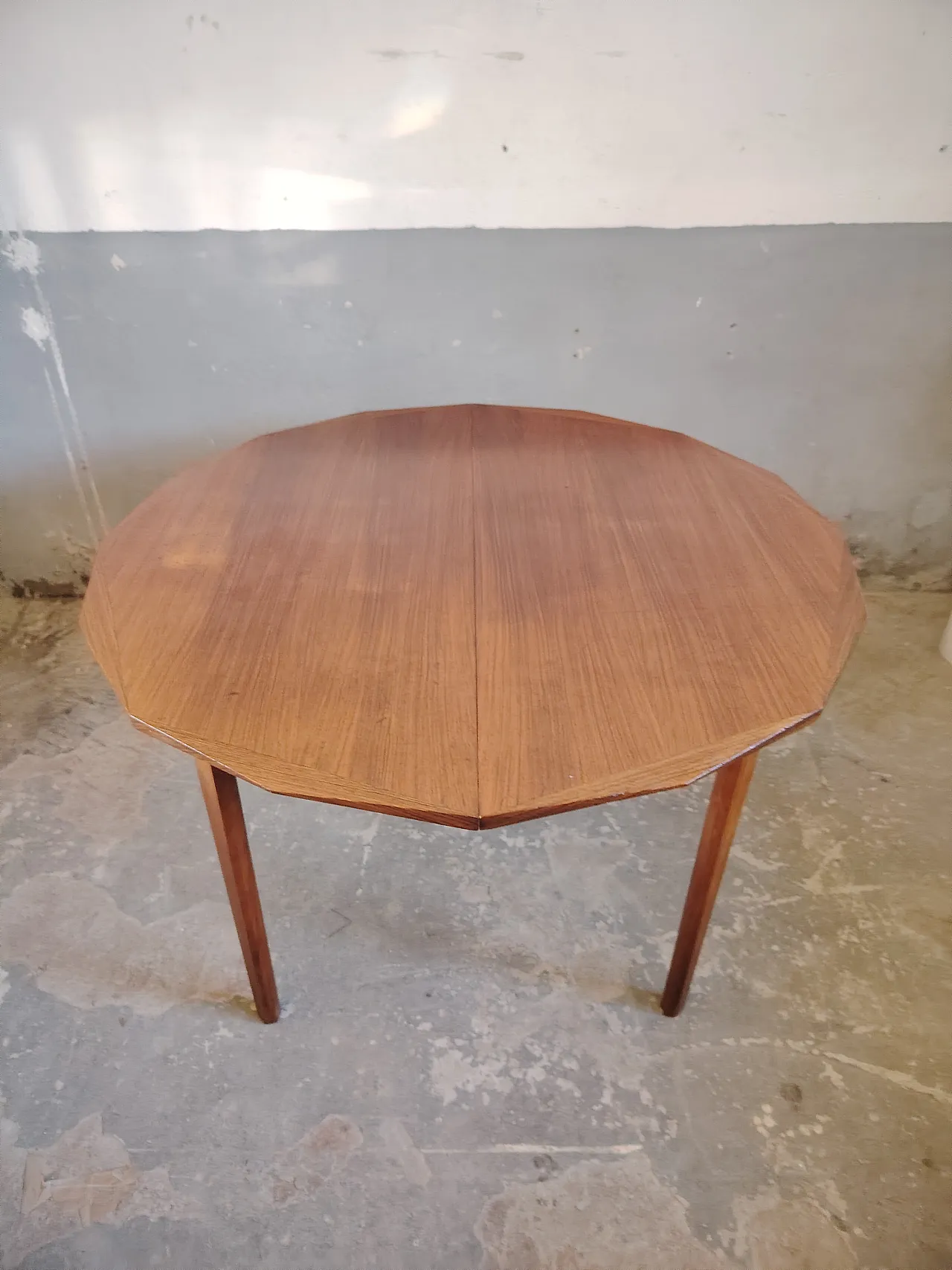 Round dining table, 60s 3