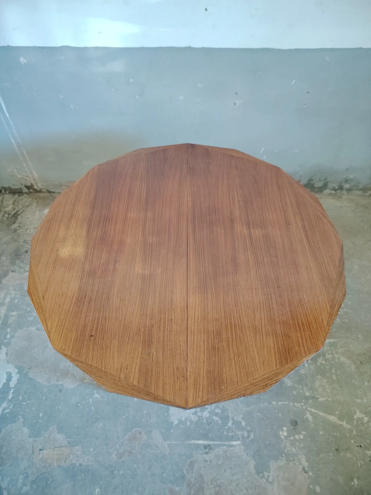 Round dining table, 60s 4