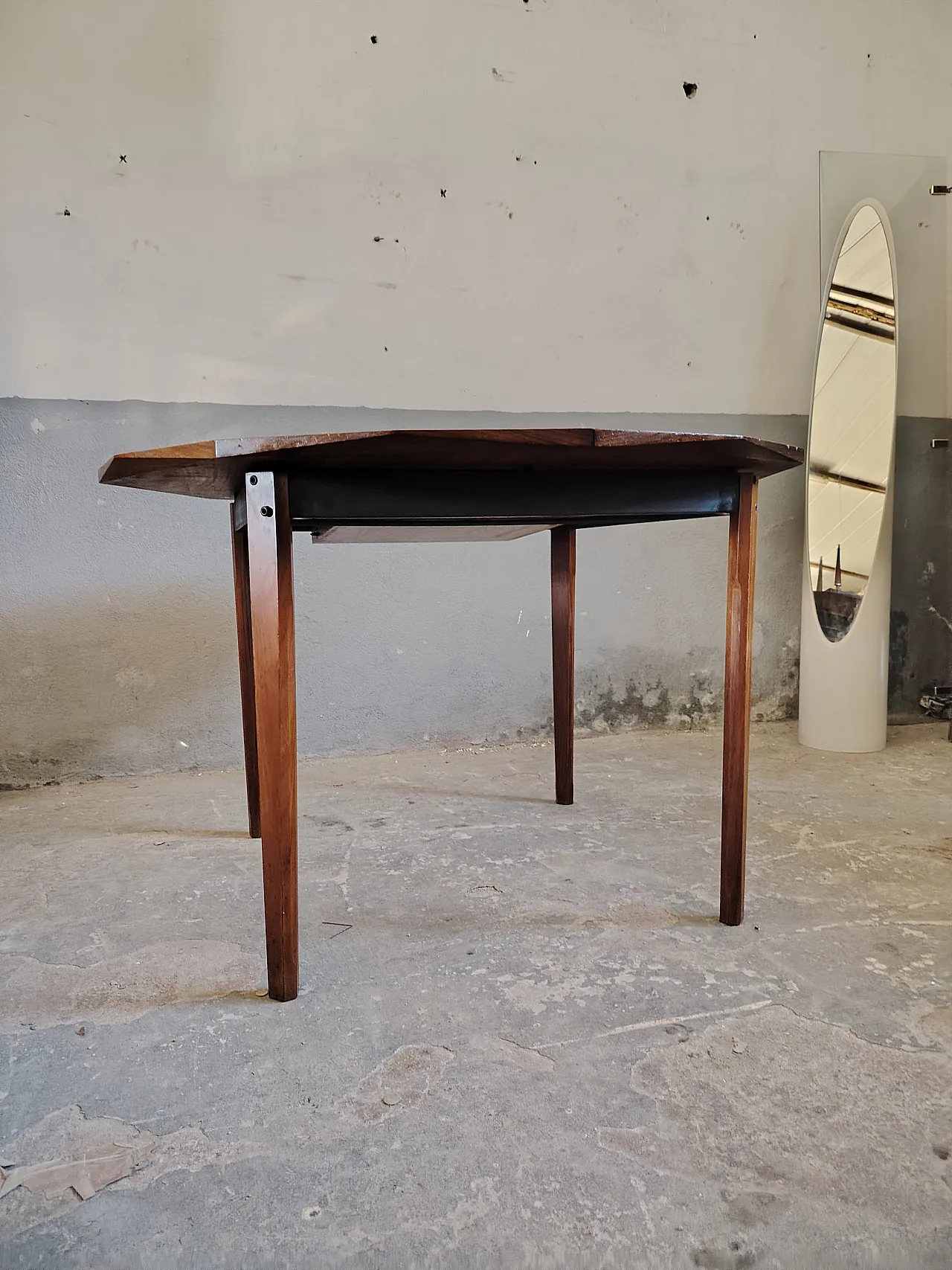 Round dining table, 60s 9