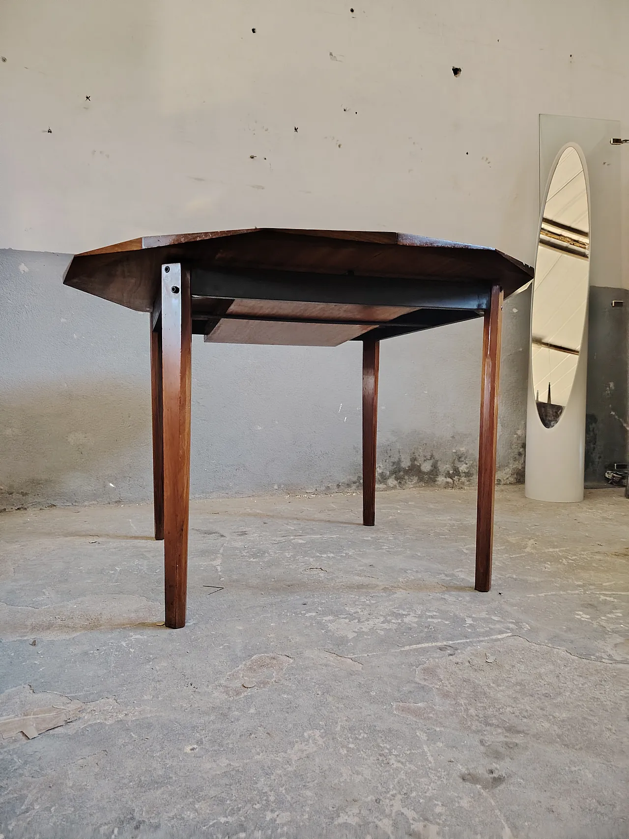 Round dining table, 60s 10