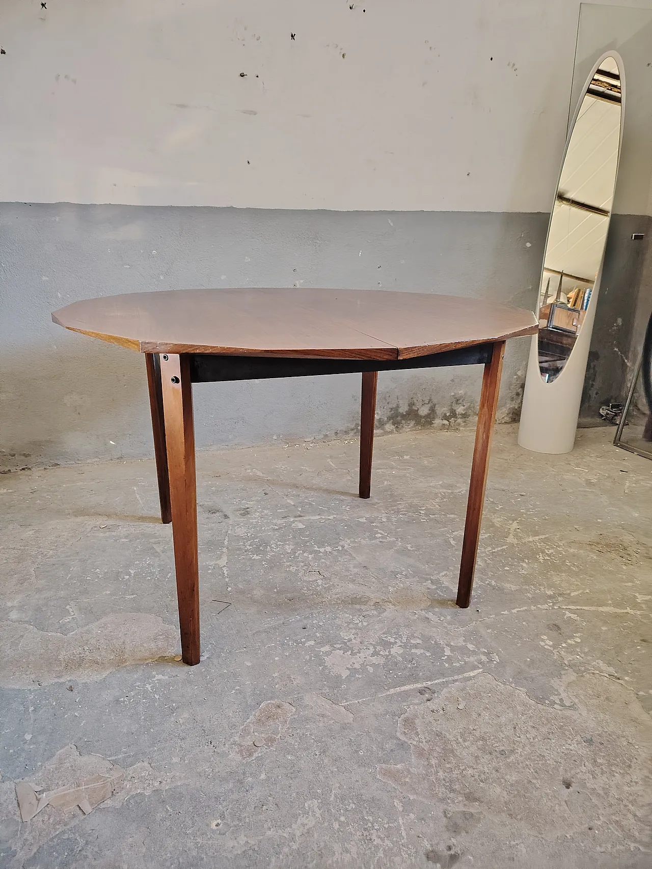 Round dining table, 60s 11