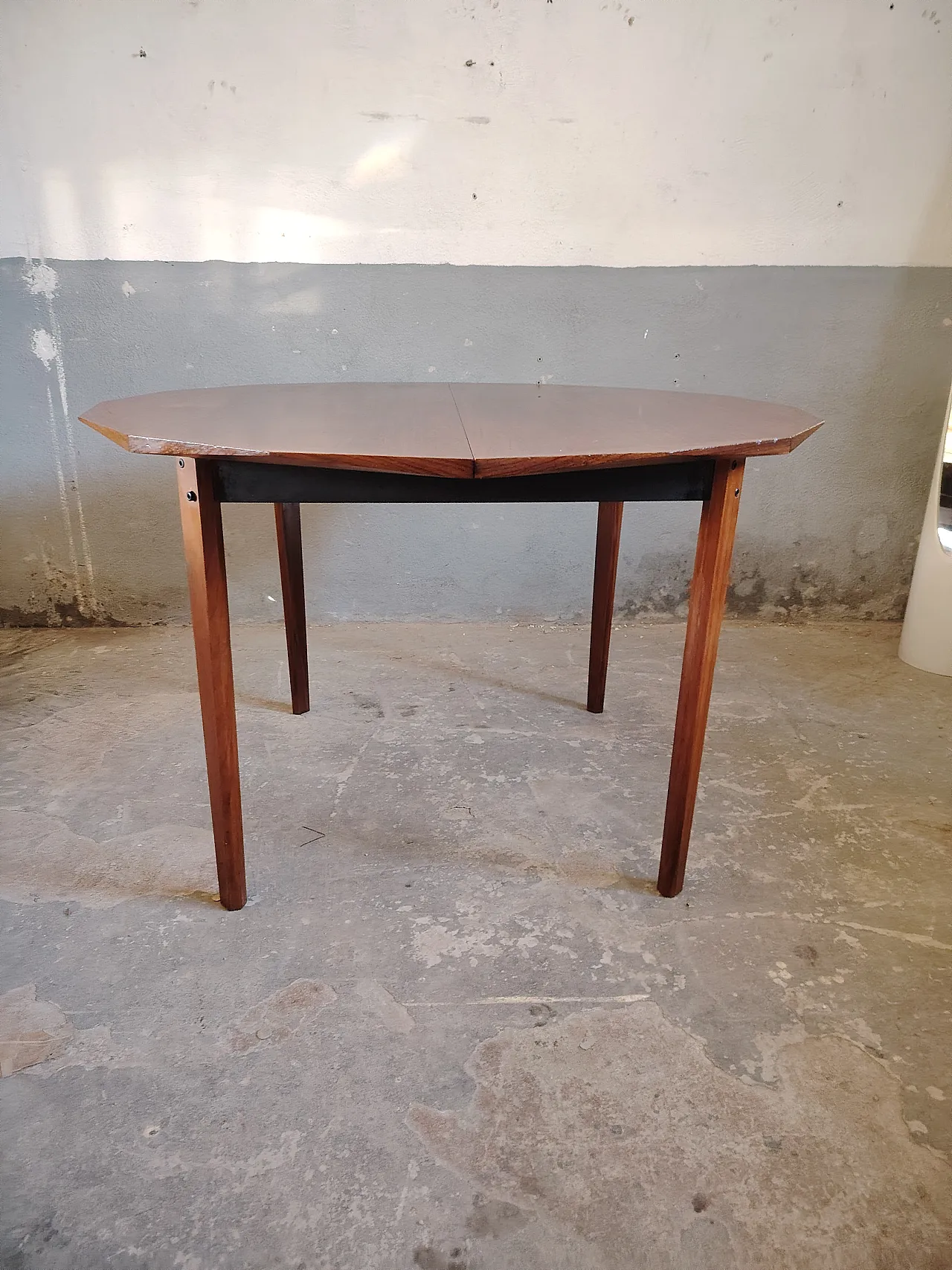 Round dining table, 60s 12