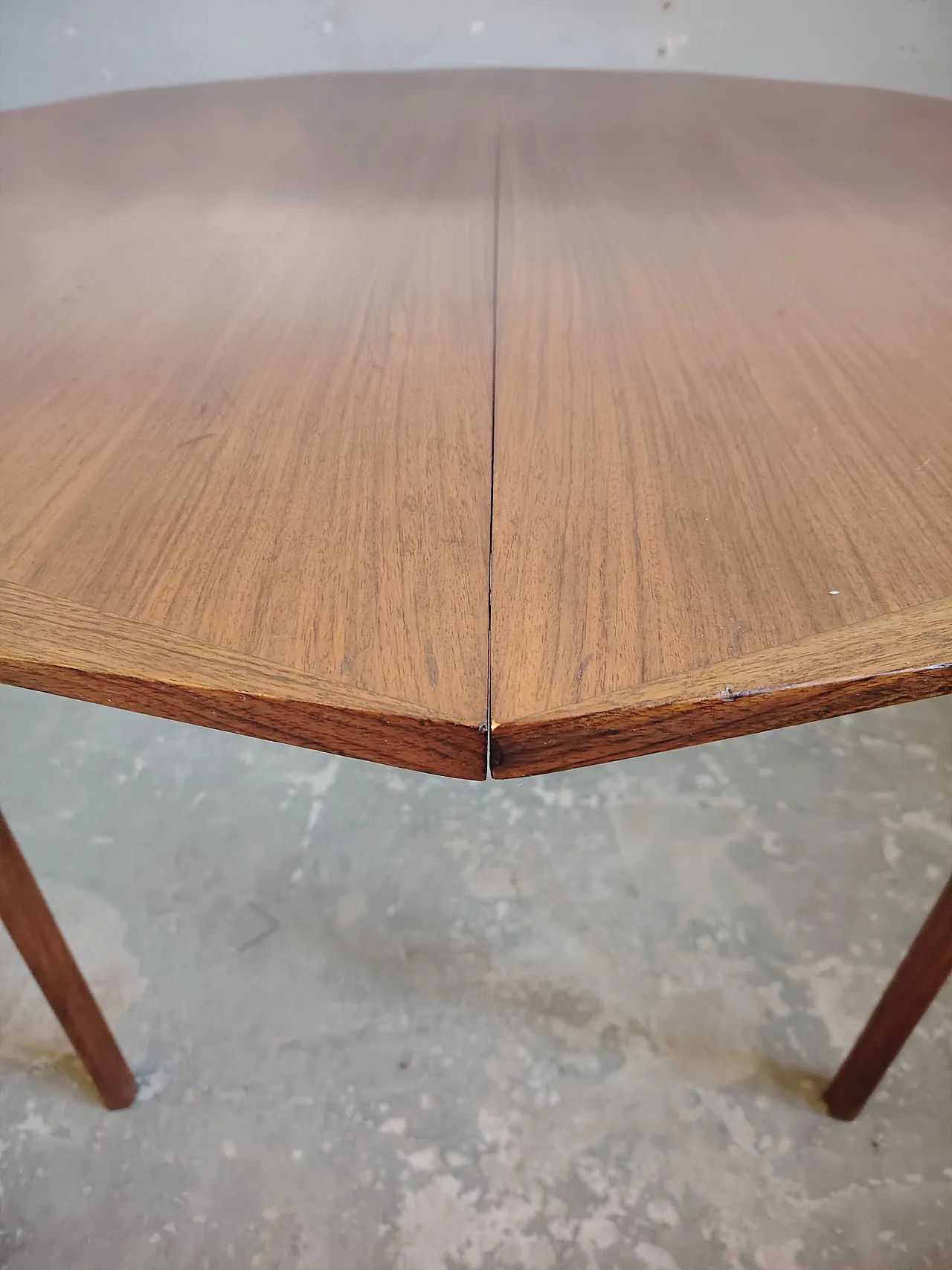 Round dining table, 60s 13